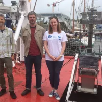 Trois chercheurs impliqués dans la mission océanographique SEA-EU, sur le pont de l'Oceanograf : Matthieu Waeles (UBO), Jérôme Goslin (IFREMER) et Aleksandra Brodecka-Goluch (Université de Gdansk) - ©Ronan Le Coz