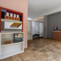 Vue in situ de l'exposition Chez eux, une carte blanche à Nathalie Du Pasquier à la villa Savoye © Didier Plowy.