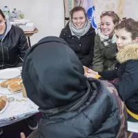 Petit déjeuner convivial entre les jeunes et les personnes en situation précaire à Paris en 2019 ©Corinne SIMON/CIRIC