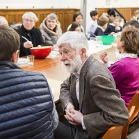 Partage d'un bol de riz entre paroissiens à Paris, en 2020 ©Corinne SIMON/CIRIC