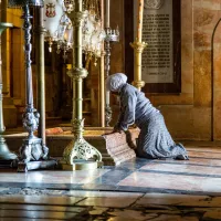 Une femme s'agenouille devant la pierre d'onction dans l'église du Saint-Sépulcre, le 16/03/2020, Jérusalem ©Andrea KROGMANN/KNA/CIRIC