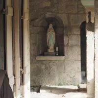 Soeur Clémence dans le cloître du monastère des clarisses de Poligny dans le Jura / Amélie Gazeau