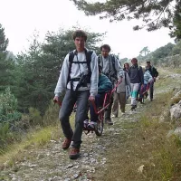 Joëlette et randonneurs dans le Parc National du Mercantour - Photo PNM Laurent Malthieux