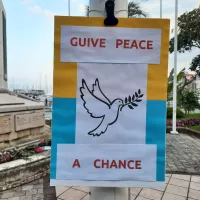 Une pancarte en soutien à l'Ukraine dans les rues de Cannes - Photo RCF 