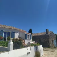 Les maisons du village de la Meule ont leurs volets peints de la même couleurs que les bateaux