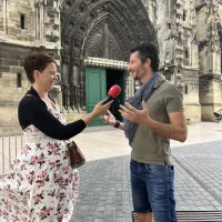 Blandine Jannin et Hubert, guide conférencier devant la cathédrale St Michel à Bordeaux © Angèle Roy RCF