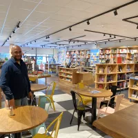 Ismaïl dans sa librairie Combo de Roubaix