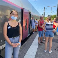 Tara jeune bénévole hospitalière accompagne les malades à Lourdes