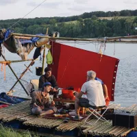 Le radeau radio diffuse des émissions en direct sur la Loire. ©Milo Garcia