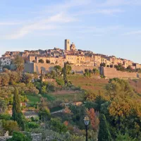Saint-Paul-de-Vence depuis la route de La Colle - Par Jpchevreau — Travail personnel, CC BY-SA 4.0