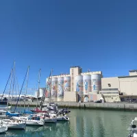 Torae a peint 7 silos. Il a pris pour modèles des archives de la ville des Sables d'olonnes.