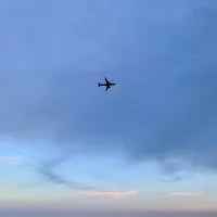 Un avion à Nice - Photo by Kyrylo Balakleiets on Unsplash