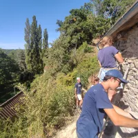 Les étudiants réparent les murs de la chapelle dévolue à Saint Roch (@Aurélien Vurli)