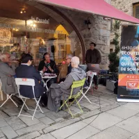 Le plateau de RCF installé devant la Casadeï pour la 56e édition du festival de La Chaise-Dieu © Martin Obadia