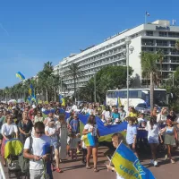 Les ukrainiens de Nice sur la Promenade des Anglais en ce 24 août - Photo RCF