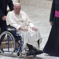 En raison de douleurs au genou, le pape François se déplace de plus en plus fréquemment en fauteuil roulant, ici le 17/08/2022 au Vatican ©Massimiliano Migliorato / Hans Lucas