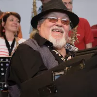 Eddy Louiss en concert avec son grand orchestre, la Multicolor Feeling Fanfare, au Paris Jazz Festival 2011. © Wikipedia.