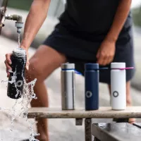 une personne remplit une gourde à un robinet - © Bluewater Sweden via Unsplash
