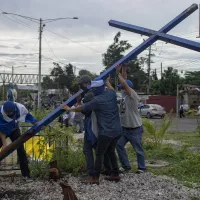 Des rebelles anti-Ortega restaurent une croix abattue par des paramilitaires pro-Ortega, non loin de la ville de Masaya, au Nicaragua, le 15/07/2018 ©Juan Carlos / Hans Lucas
