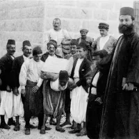 Des maronites construisant une église dans la région du Mont Liban en 1920 / Wikimedia Commons