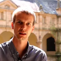 Simon Liot de Nortbécourt dans le cloître du sanctuaire de Sainte Anne d'Auray ©Diocèse de Vannes