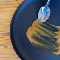 Un dessert accompagné d'un caramel au beurre salé