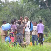 Marie-Charlotte Laudier en reportage au Cameroun ©Fidesco