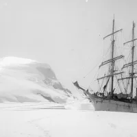 Le "Pourquoi-Pas", le bateau de Jean-Baptiste Charcot, amarré à la banquise lors de l'expédition de 1909 @Albert Senouque/OMP