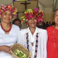 Les paroissiennes de Bora-Bora accueillent les visiteurs ©Thierry Lyonnet / RCF 