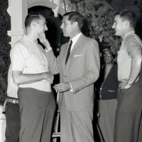 © Paramount Pictures. Henry Mancini (avec l'acteur Craig Stevens) et Blake Edwards sur le tournage de "Peter Gunn" en 1967.