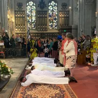 La prosternation des six diacres pendant la célébration d'ordination ©Diocèse de Vannes