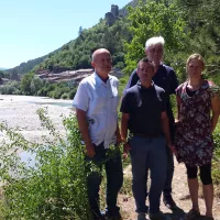 Des élus à côté de la rivière Drôme particulièrement à sec