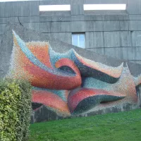 Entrée du lycée Pétrarque d'Avignon (décor de Serge Guillou) photo RL.