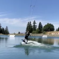 Pratique du wakeboard sur le téléski nautique à Chamrousse 1650 - Juillet 2022 - Nicolas Boutry