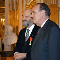 Arvo Pärt recevant la Légion d'honneur des mains de Frédéric Mitterrand en 2011. © Wikipedia.