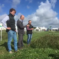 Jean-Marc Le Roy, Yves Kermarrec (vice-président d'Even) et Jean-Baptiste Moussière devant une parcelle-test - ©Ronan Le Coz