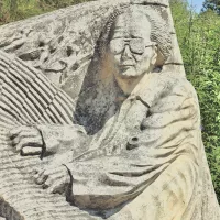 statue Olivier Messiaen, organiste compositeur, par Josef Pyrz, 1996, Neuvy-sur-Barangeon. © D.R.