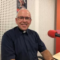 Le Révérend Toni Lomas, prêtre anglican de la paroisse d’Aquitaine sur RCF Bordeaux pour les obsèques de la reine d'Angleterre ©RCF Bordeaux.