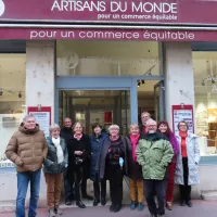 Le CA d'Artisans du monde devant la boutique de Bourg-en-Bresse