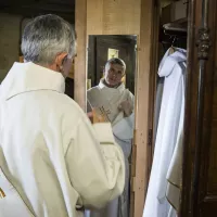 Un diacre se prépare dans la sacristie avant la messe, le 05/05/2019 à Palaiseau ©Corinne Simon / Hans Lucas