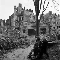 Deux femmes allemandes dans les ruines de Cologne, mars 1945  ©Lee Miller