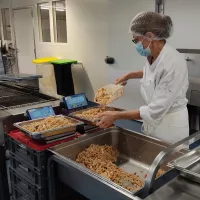 Les barquettes en plastique ont été remplacées par des bacs en inox, de quoi éviter 27 tonnes de plastique par an. ©RCF Anjou