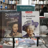 Livres et magazines sur la reine Elizabeth dans une librairie à Paris, le 14/09/2022 © Magali Cohen / Hans Lucas