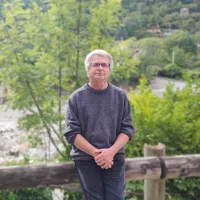 Patrick Clément devant l'emplacement de son ancienne maison emportée par la tempête Alex le 30 septembre 2020 - Photo : RCF Nice Côte d'Azur 