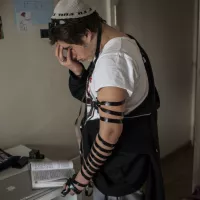 Un jeune juif prie dans sa chambre, Sarcelles, le 06/02/2015 © Hervé Lequeux / Hans Lucas