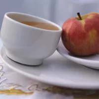 Le jour de Roch Hachana, selon la tradition, on mange une pomme trempée dans du miel ©CIRIC
