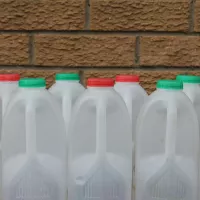 Le litre de lait en grandes surfaces est vendu entre 0,78 et 0,80 €.