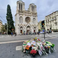 Les fleurs devant la basilique Notre-Dame de l'Assomption à Nice - Archives RCF