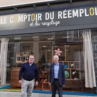 (de gauche à droite) Denis Menard et Rémy Moulin, devant le comptoir du réemploi et du recyclage.