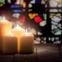 Bougies dans une église 